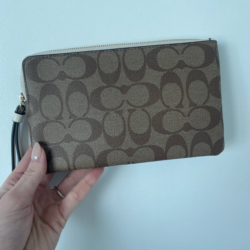 Coach Monogramed Women’s Large Signature Corner Zip Wristlet. White+tan NWOT - Picture 4 of 6